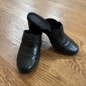 Women’s Sz 8 Clark’s Black Leather Mules in Excellent Condition